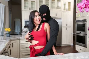 Một gái mại dâm Hàn Quốc lén chụp ảnh ông chủ ~ quan hệ với Xiru, một cô giáo mẫu giáo dễ thương mới bước vào xã hội, thích cười, đã bị bắt gặp đang chụp ảnh lén và phải chấm dứt quan hệ tình dục...