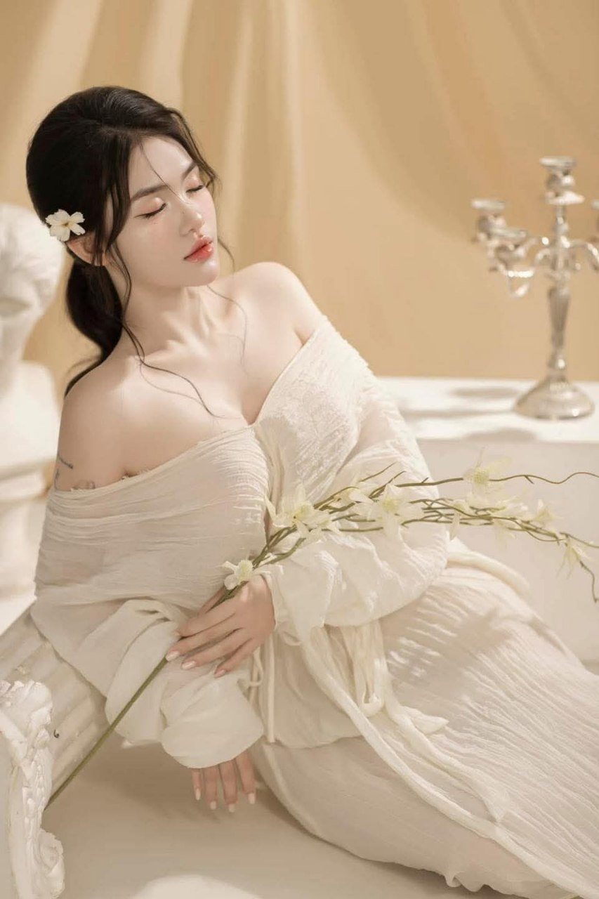 Đặt lịch hẹn trực tuyến 3000¥ với người mẫu đẹp nhất, nữ thần thuần khiết thanh mảnh và dịu dàng, chiếc ghế sofa xé toạc tất để lộ lỗ thủng, vẻ đẹp này đáng đồng tiền bát gạo...